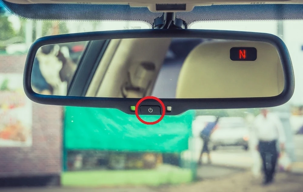 Ten przycisk w lusterku może okazać się teraz bardzo przydatny. Ten przycisk w lusterku może okazać się teraz bardzo przydatny.