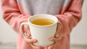Kiedy warto sięgnąć po napar z melisy? Nie tylko przy problemach ze snem i w stanach niepokoju