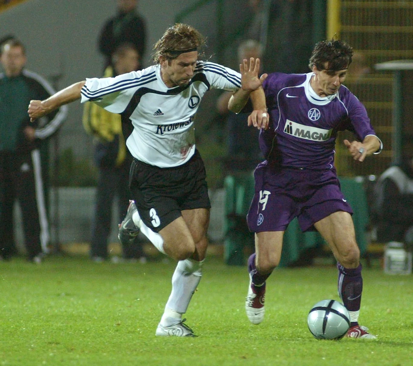 Radosław Gilewicz (z prawej) w barwach Austrii Wiedeń w meczu z Legią Warszawa, 2004 rok