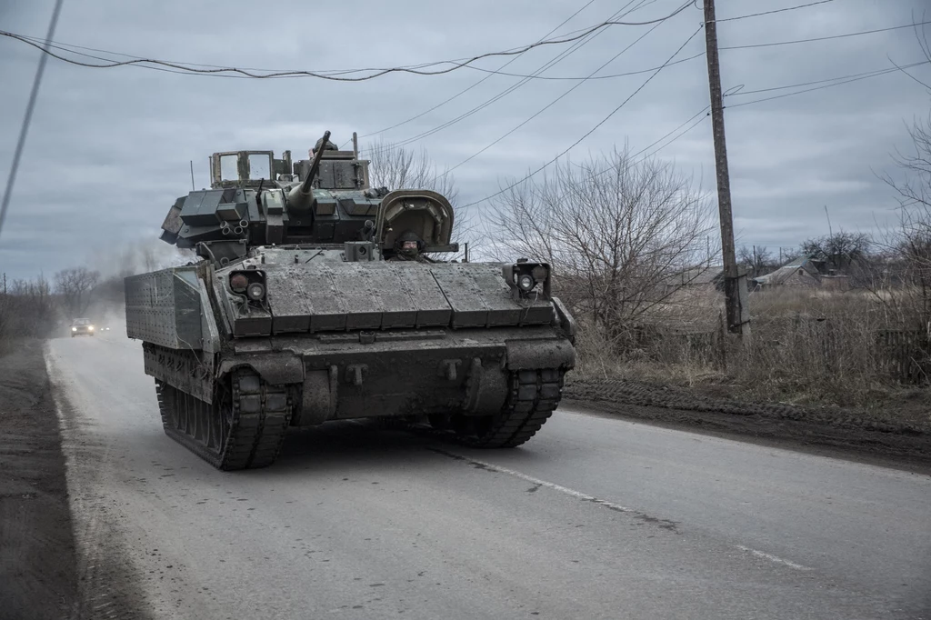 Wóz bojowy M2A2 Bradley w okolicach Awdijiwki. Stacjonowanie nawet na okopanych pozycjach w sytuacji przewagi ogniowej Rosjan, nie jest bezpieczne. Ukraińcy są narażeni na silny ostrzał artylerii czy bombardowania potężnymi bombami UMK-500. Ogień szczególnie może ich dotknąć podczas ewakuacji bądź podczas rotacji między pozycjami obronnymi