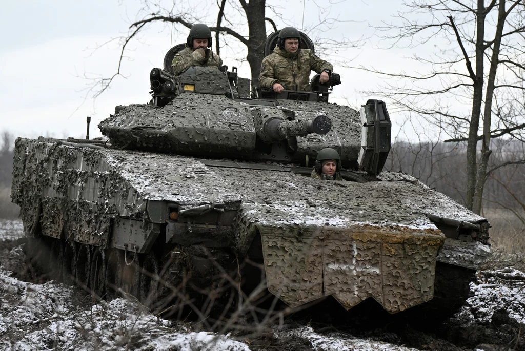 Szwedzki wóz bojowy CV90 w rękach Ukraińców. Sztokholm i Kijów prowadzą aktualnie rozmowy nad dostawą i uruchomieniem produkcji licencyjnej tych wozów dla Ukrainy. W ten sposób ma pozyskać ponad 1000 wozów. W kontekście wojny jednak problemem jest fakt, że tyle wozów to perspektywa nawet kilkunastu lat, ze względu na rozruch produkcji. To jest właśnie problem przekazywania Ukrainie produkowanej broni, która już teraz jest potrzebna na froncie