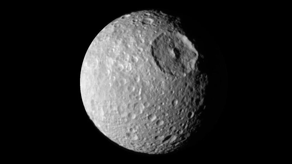 Mimas na zdjęciu wykonanym przez sondę Cassini należącą do NASA