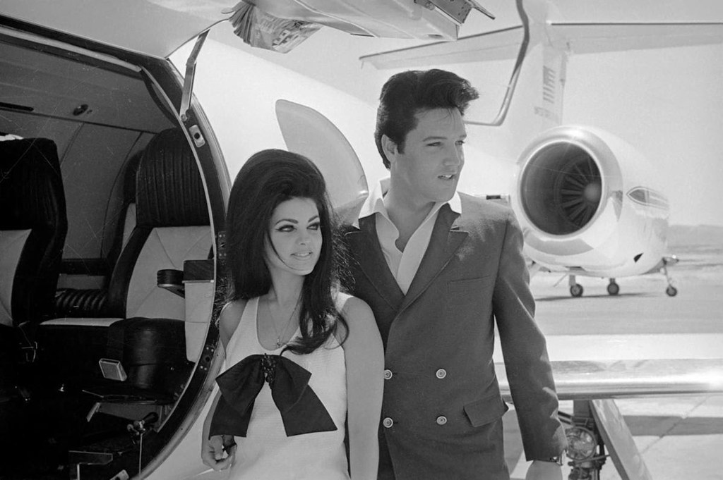 Elvis i Priscilla wsiadają do prywatnego samolotu