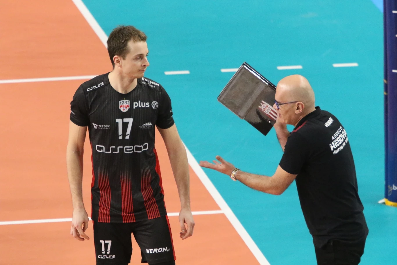 Bartłomiej Mordyl, środkowy Asseco Resovii, i jej trener Giampaolo Medei
