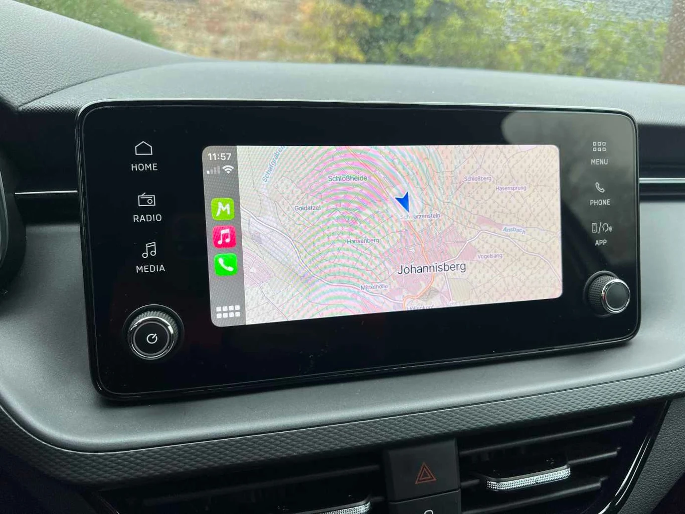 Bezprzewodowo może działać tylko Apple CarPlay. AndroidAuto - tylko "na kablu"