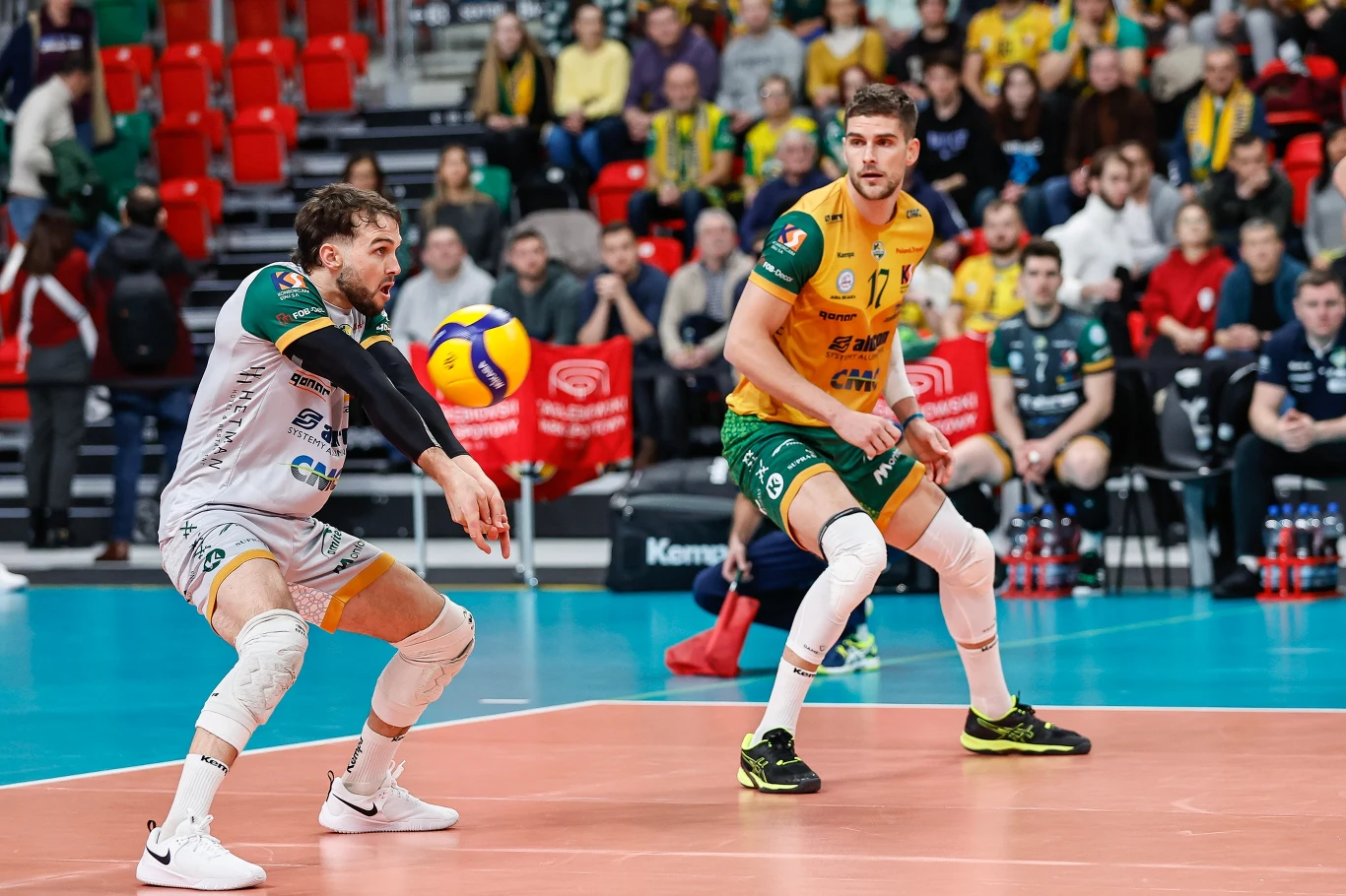 Luke Perry (z lewej) i Trevor Clevenot, siatkarze Aluronu CMC Warty Zawiercie