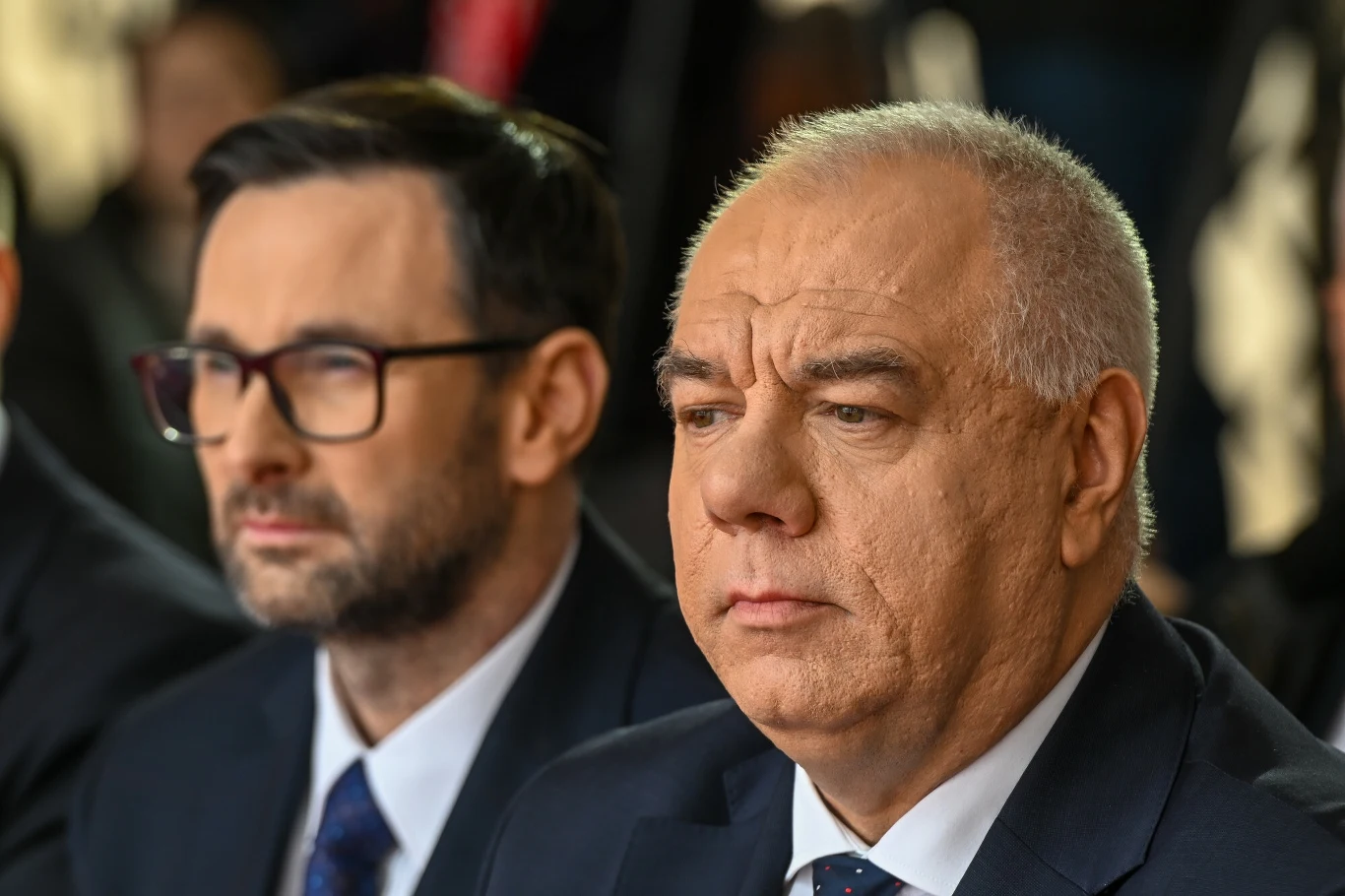 Były wicepremier Jacek Sasin. W tle były prezes Orlenu Daniel Obajtek Były wicepremier Jacek Sasin. W tle były prezes Orlenu Daniel Obajtek