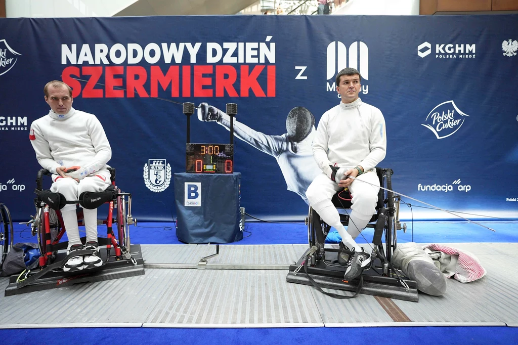 Michał Dąbrowski (z lewej) podczas pokazu swojej dyscypliny przy okazji Narodowego Dnia Szermierki - 9 września 2023 roku Michał Dąbrowski (z lewej) podczas pokazu swojej dyscypliny przy okazji Narodowego Dnia Szermierki - 9 września 2023 roku