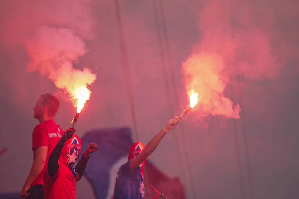 Kibice Wisły Kraków podczas meczu z Puszczą Niepołomice. Po nim otrzymali zakaz wyjazdu na dwa spotkania, a następnie rozpoczął się ogólnopolski bojkot 