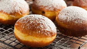 Zostały ci pączki po tłustym czwartku? Zamroź je w ten sposób, a będą smaczne i mięciutkie