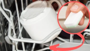 Zapomniałaś kupić tabletki do zmywarki? Wystarczą 3 produkty i tacka do lodu, by zrobić własne