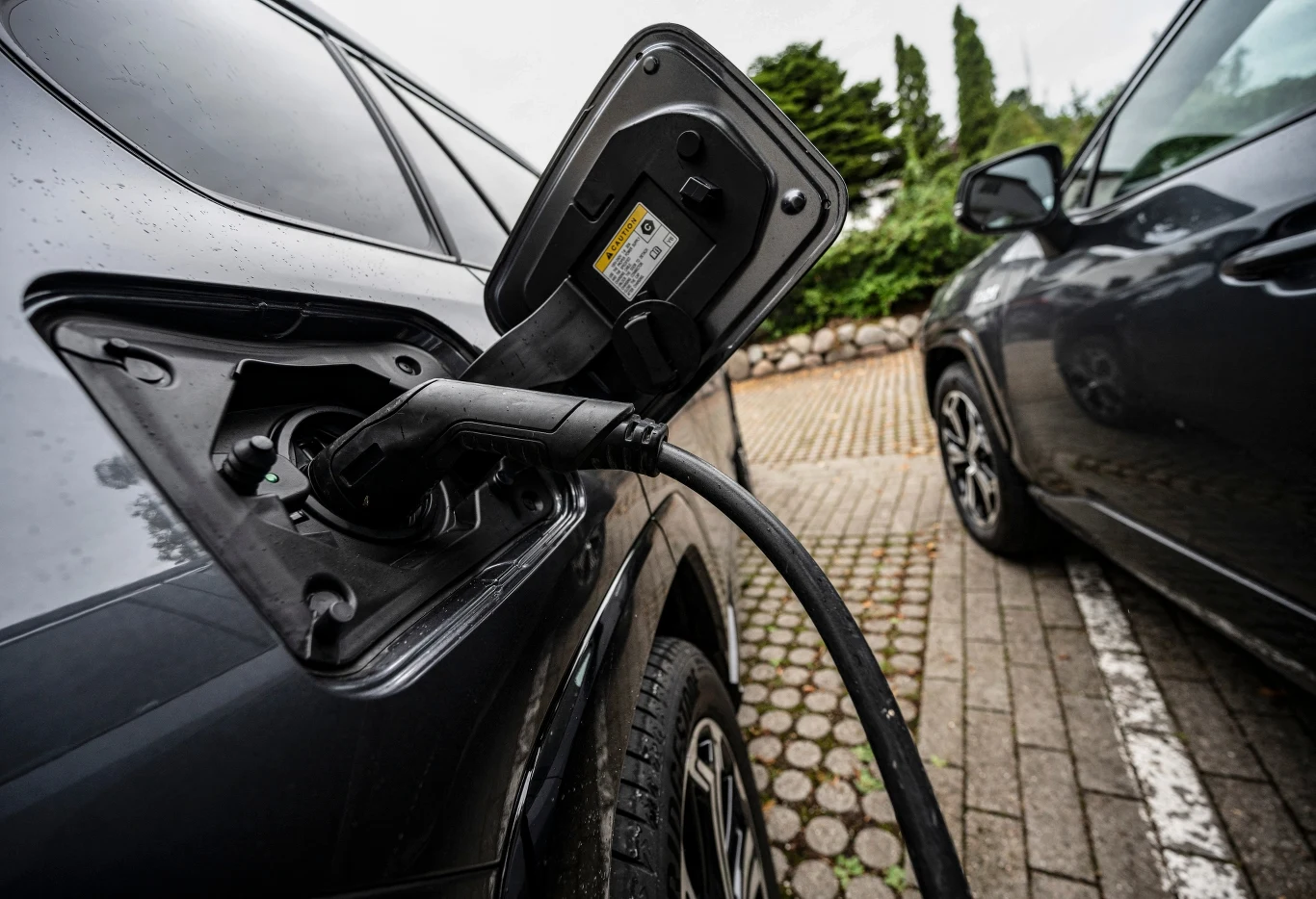 Klienci odwracają się od samochodów elektrycznych. Powodów jest wiele