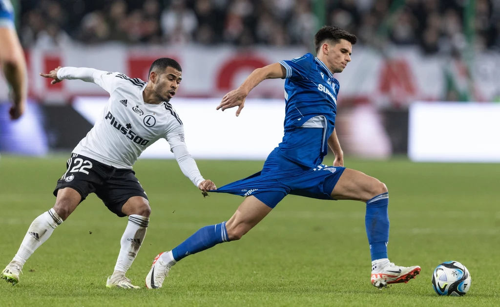 Ekstraklasa wraca do gry. Lech Poznań (z prawej Filip Marchwiński, obok Juergen Elitim z Legii) musi gonić rywali