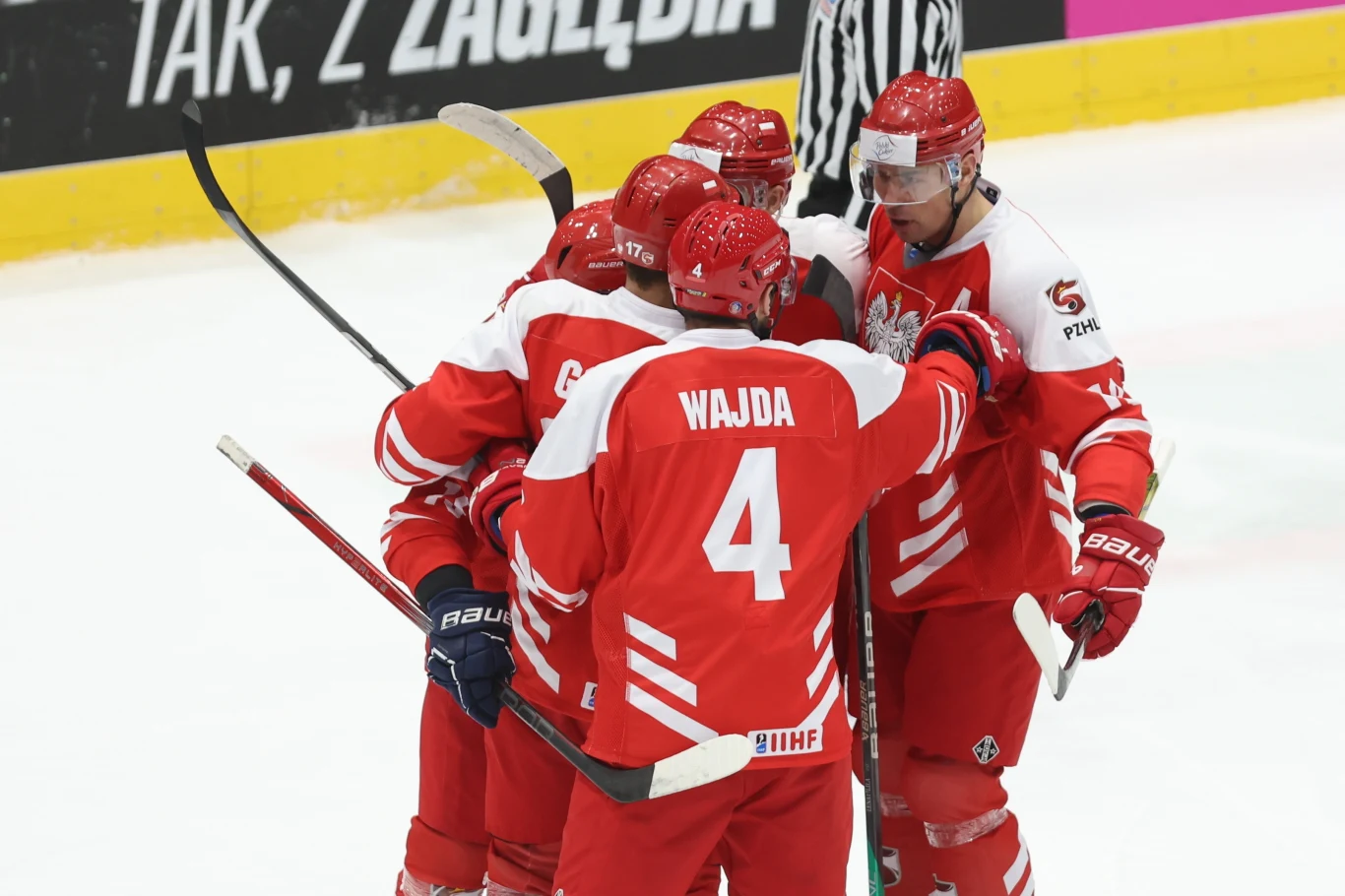 Radość zawodników reprezentacji Polski po bramce zdobytej podczas meczu hokejowego turnieju prekwalifikacyjnego do igrzysk olimpijskich