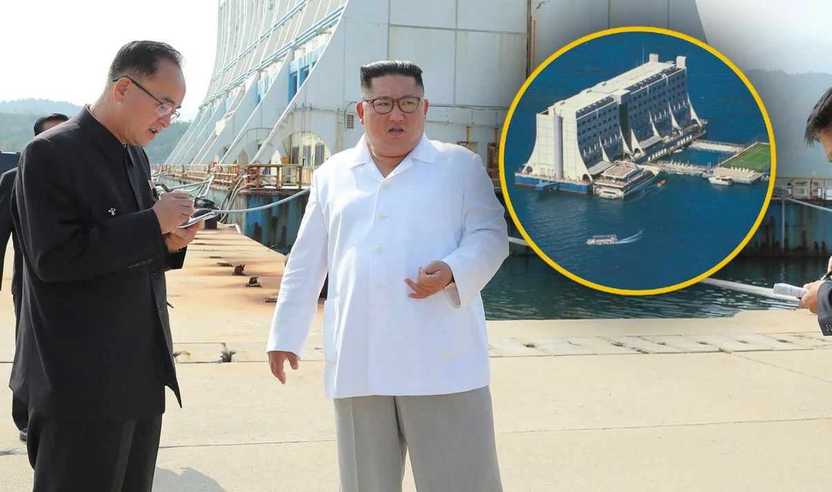 Kim Dzong Un podczas wizyty w pływającym hotelu. Obok zdjęcie obiektu w latach jego świetności, na australijskiej pocztówce Kim Dzong Un podczas wizyty w pływającym hotelu. Obok zdjęcie obiektu w latach jego świetności, na australijskiej pocztówce