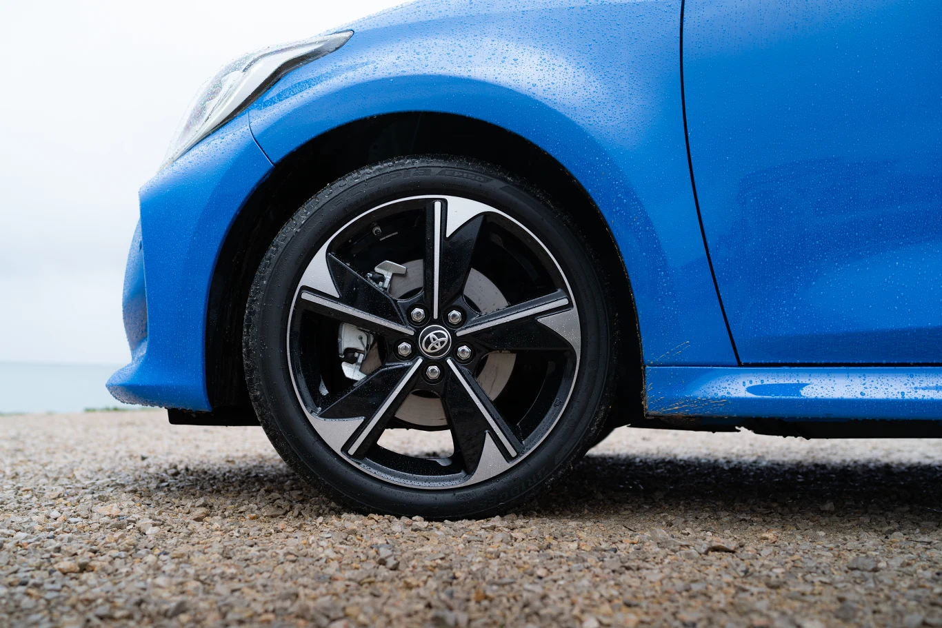 Toyota Yaris w wersji "Premiere Edition" wyróżnia się niebieskim lakierem "Neptune Blue" i specjalnym wzorem 17-calowych felg