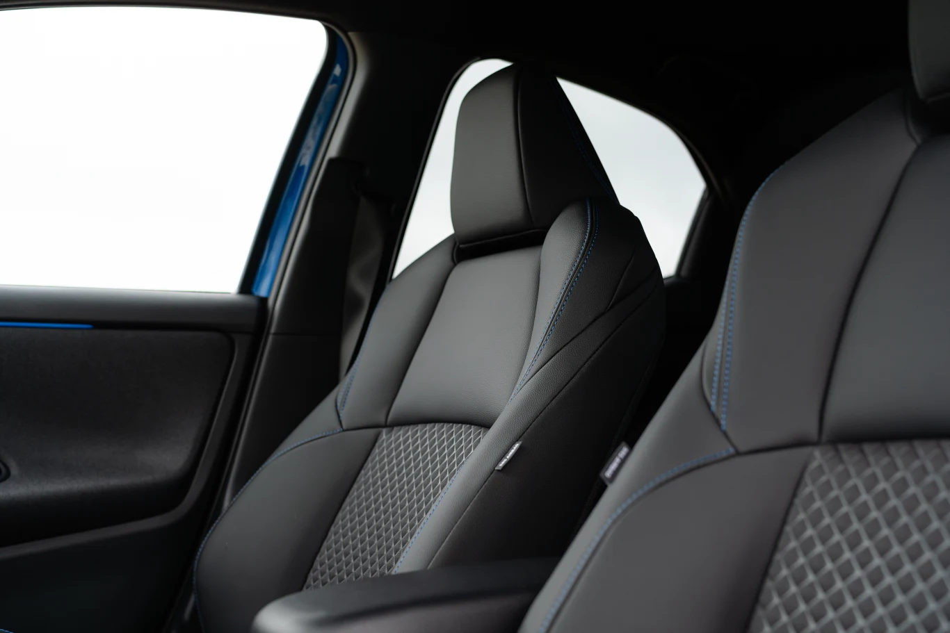 Toyota Yaris w wersji "Premiere Edition" ma materiałowo-skórzaną tapicerkę z niebieskimi przeszyciami