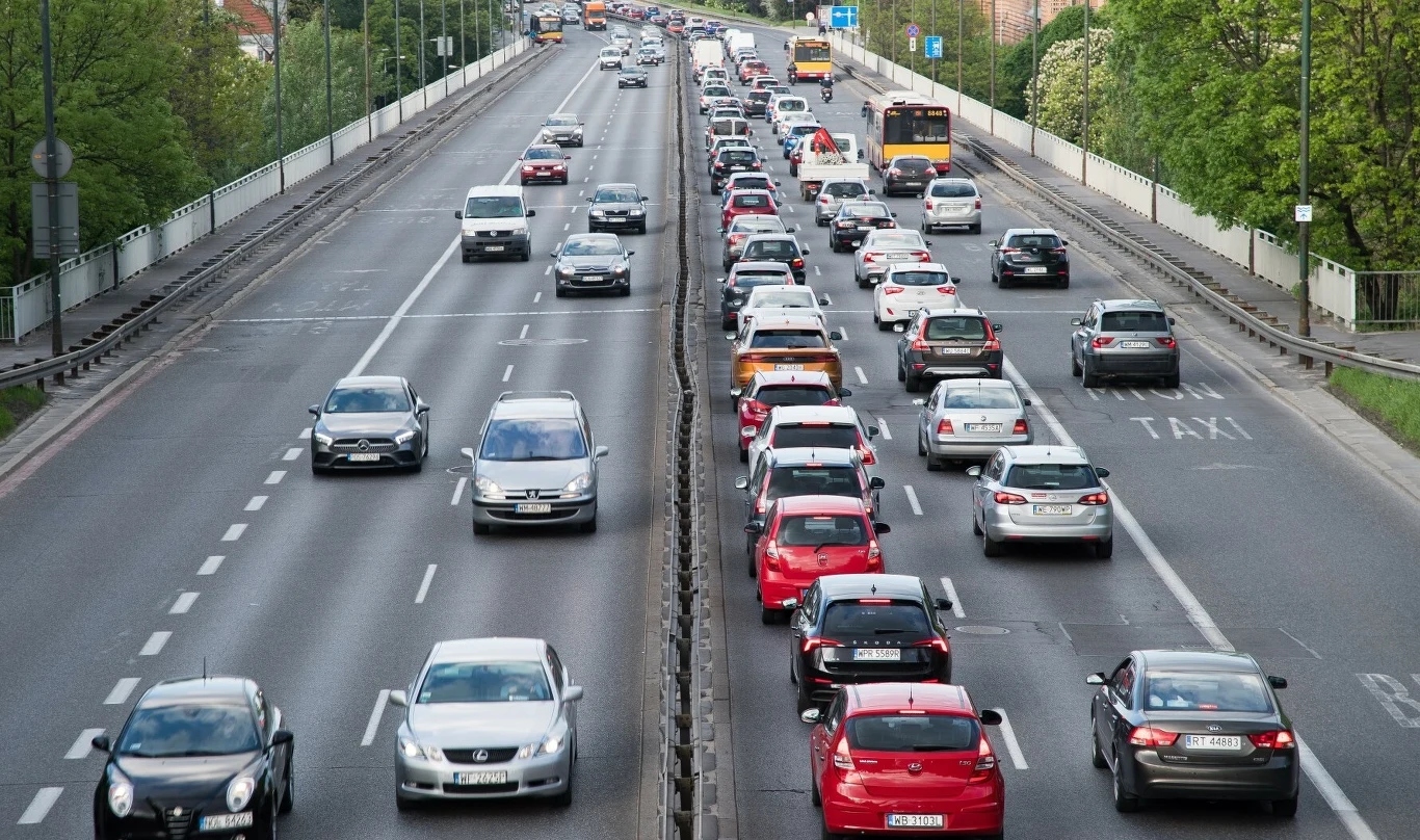 Żeby zmienić błędnie przypisaną w CEPiKu normę emisji spalin potrzebujemy uzyskać zaświadczenie od producenta pojazdu. Wielu importerów wydaje je odpłatnie. Żeby zmienić błędnie przypisaną w CEPiKu normę emisji spalin potrzebujemy uzyskać zaświadczenie od producenta pojazdu. Wielu importerów wydaje je odpłatnie.