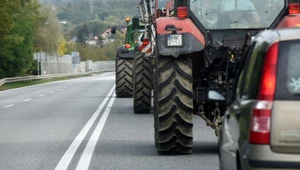 Protest rolników. Można wyprzedzić traktor na ciągłej linii? Sposób jest jeden