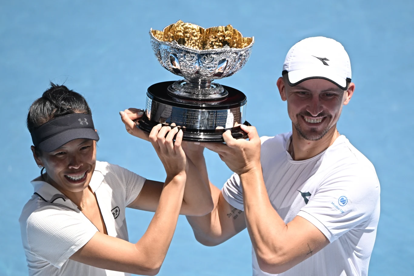 Su-Wei Hsieh i Jan Zieliński z trofeum za wygraną w Australian Open 2024 Su-Wei Hsieh i Jan Zieliński z trofeum za wygraną w Australian Open 2024