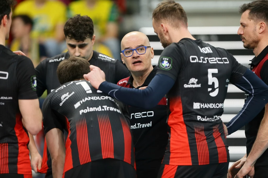 Giampaolo Medei (w środku) i siatkarze Asseco Resovii Giampaolo Medei (w środku) i siatkarze Asseco Resovii