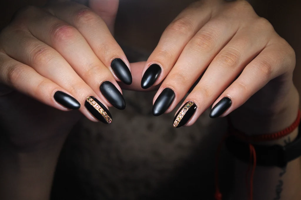 Czarny manicure