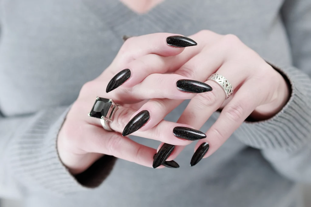Czarny manicure jest bardzo elegancki