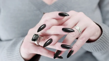 Poznaj sekrety czarnego manicure. Czy odważysz się wypróbować ten hit?