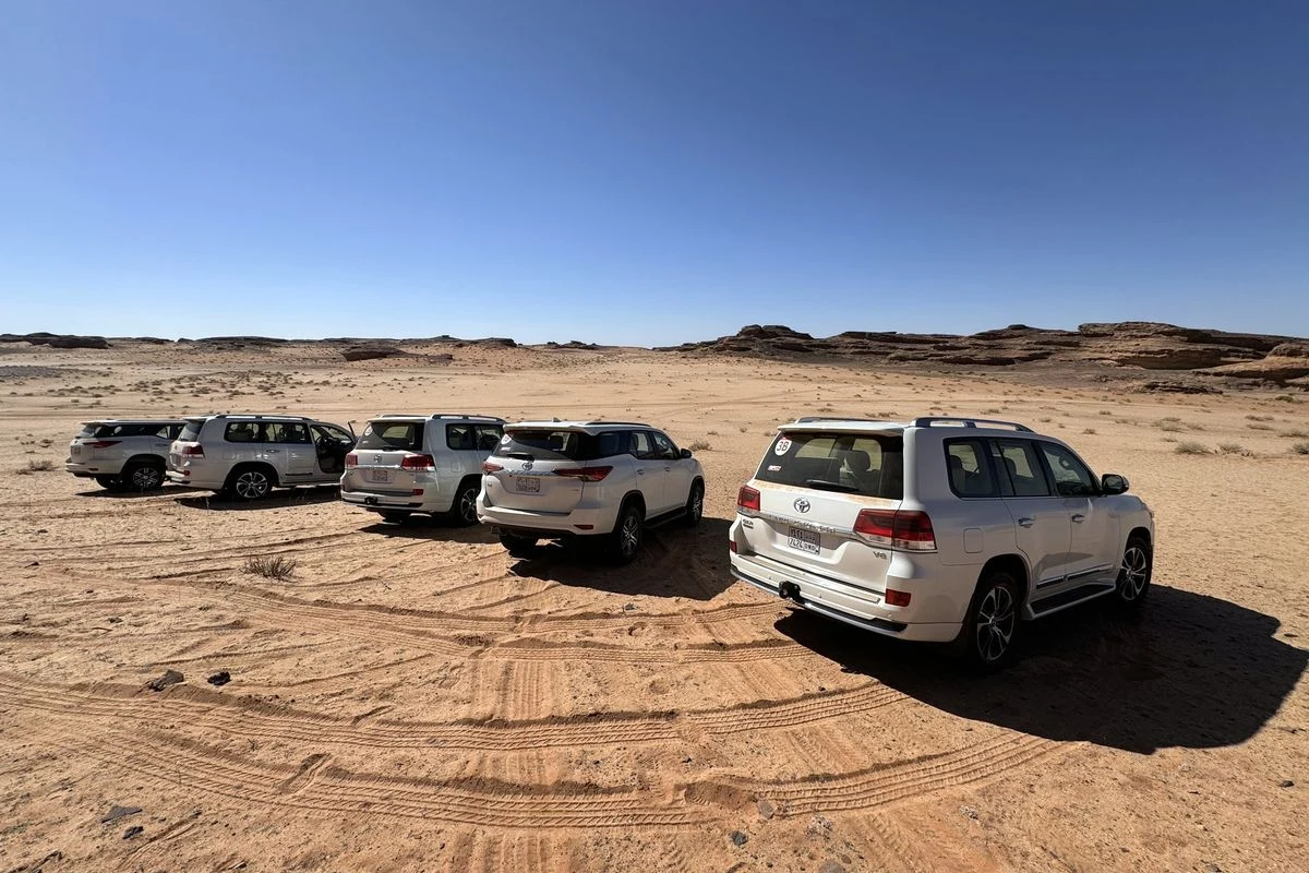 Konwój białych Land Cruiserów w oczekiwaniu na pierwszych uczestników Rajdu Dakar 2024