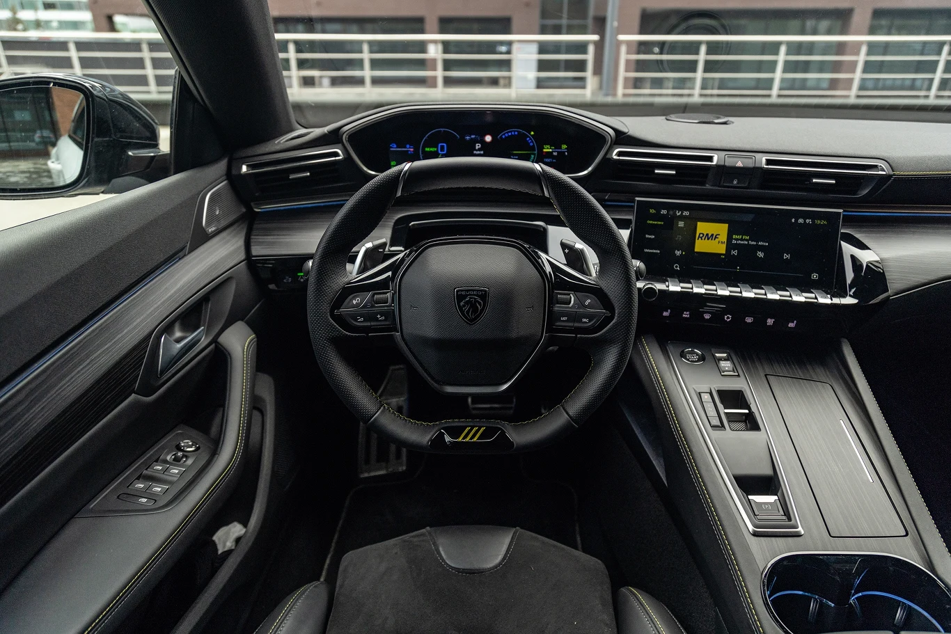 Kokpit Peugeota 508 zdaje się otulać kierowcę