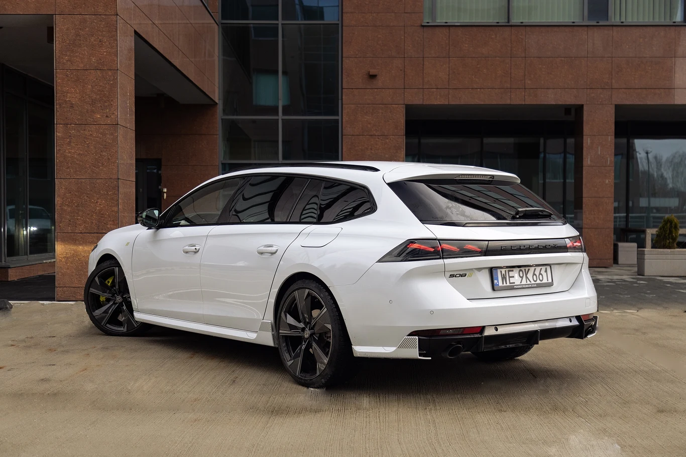 Zmodernizowanego Peugeota 508 SW PSE można rozpoznać po nowej sygnaturze świetlnej i napisie PEUGEOT na blendzie
