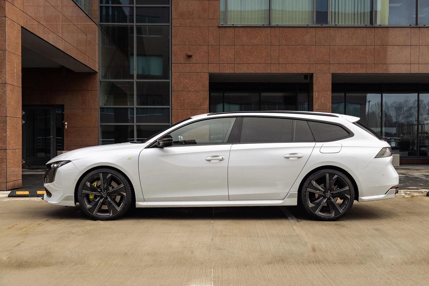 Peugeot 508 SW PSE prezentuje się bardzo dynamicznie