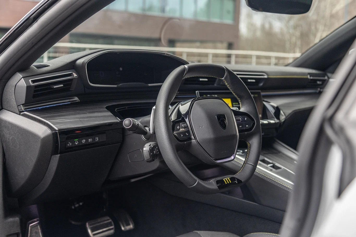Chociaż układ i-Cockpit stosowany jest od lat, wnętrze Peugeota 508 nadal wygląda oryginalnie