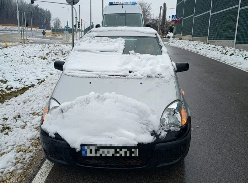 Student tak spieszył się na egzamin, że nie zdążył odśnieżyć samochodu