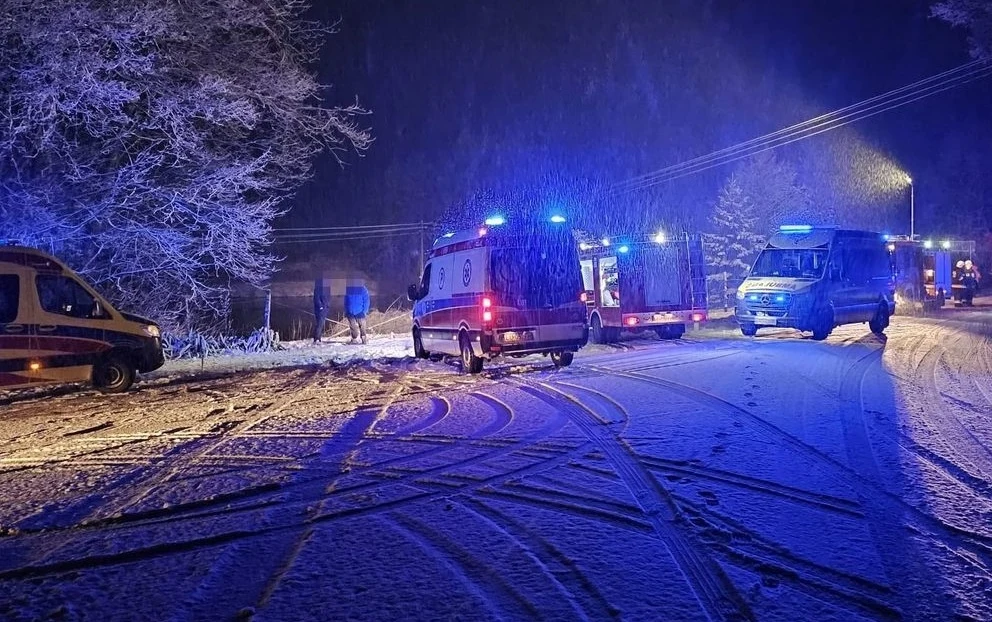 Kierowca BMW wpadł do stawu po tym jak stracił panowanie nad autem na zaśnieżonej drodze