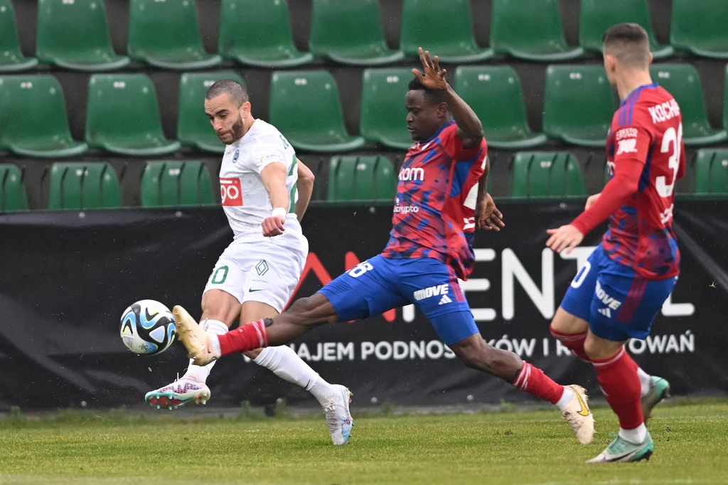 Erick Otieno (w środku) w debiucie w Ekstraklasie pokazał świetną szybkość i spore umiejętności. Mohamed Mezghrani (z lewej) dobrze zaczął, później było już znacznie gorzej Erick Otieno (w środku) w debiucie w Ekstraklasie pokazał świetną szybkość i spore umiejętności. Mohamed Mezghrani (z lewej) dobrze zaczął, później było już znacznie gorzej