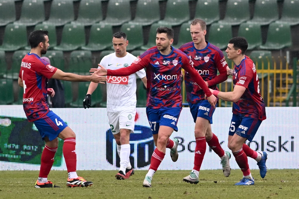 Bartosz Nowak zbiera gratulacje po strzeleniu kontaktowego gola Bartosz Nowak zbiera gratulacje po strzeleniu kontaktowego gola
