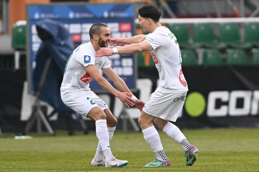Mohamed Mezghrani (z lewej) i Kajetan Szmyt zakończyli defensywę mistrza Polski już w 3. minucie. To był ważny krok w kierunku sensacyjnego zwycięstwa Mohamed Mezghrani (z lewej) i Kajetan Szmyt zakończyli defensywę mistrza Polski już w 3. minucie. To był ważny krok w kierunku sensacyjnego zwycięstwa