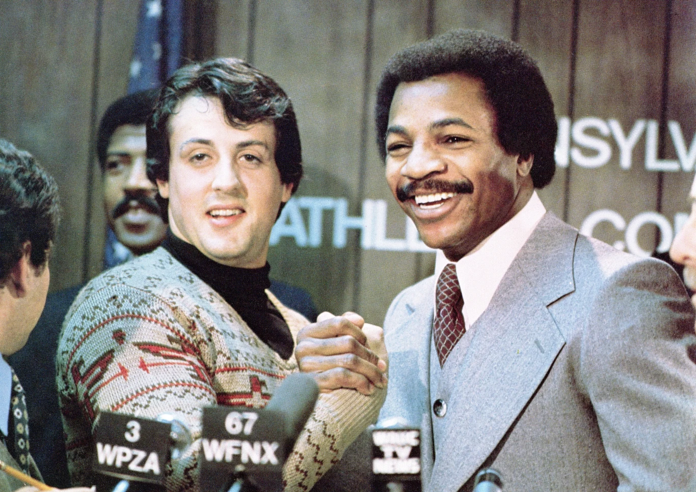 Sylvester Stallone i Carl Weathers podczas promocji filmu "Rocky" w 1976 roku Sylvester Stallone i Carl Weathers podczas promocji filmu "Rocky" w 1976 roku