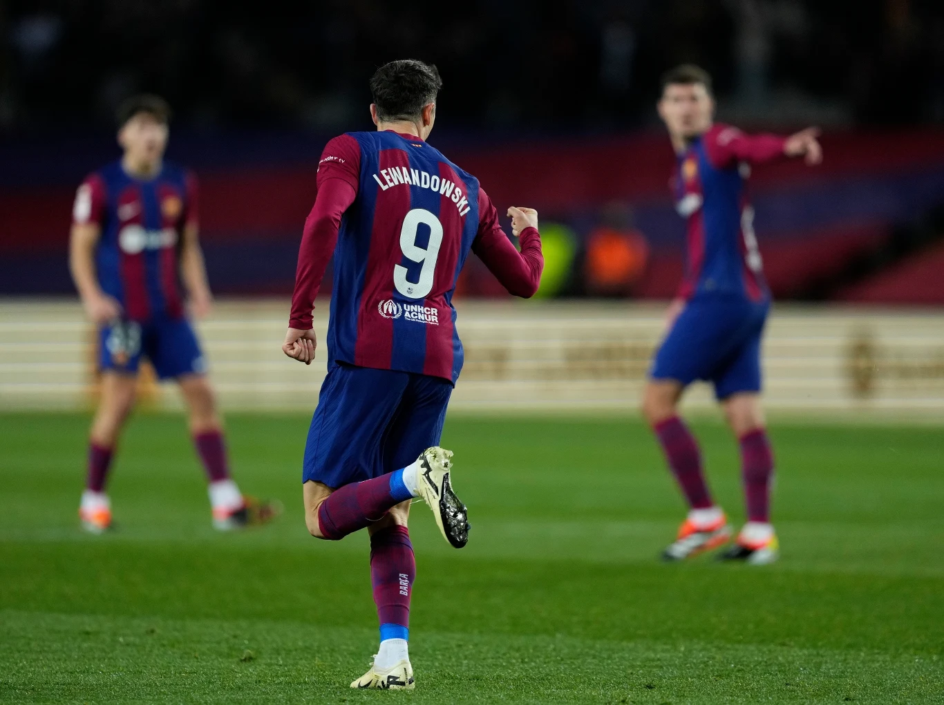 Robert Lewandowski celebrujący bramkę na 2:2 w meczu z Gironą