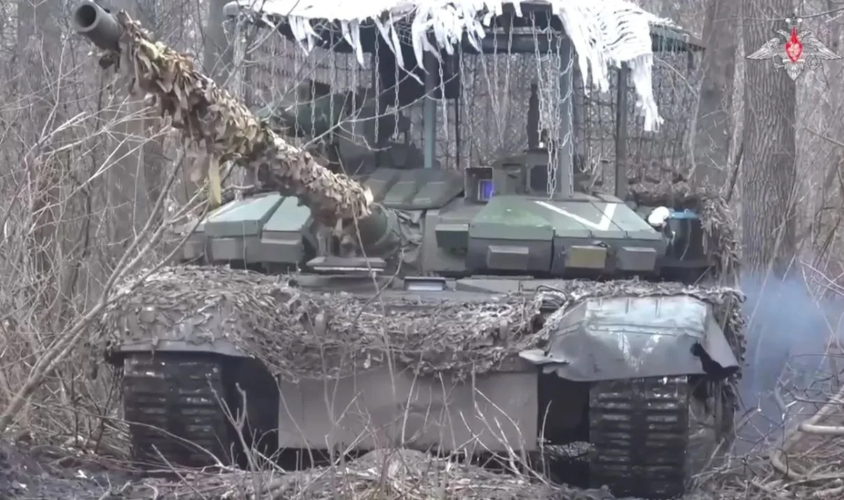 Do tej pory wykorzystywane w Ukrainie czołgi T-90 były chronione przez klatki, ale to się właśnie zmienia Do tej pory wykorzystywane w Ukrainie czołgi T-90 były chronione przez klatki, ale to się właśnie zmienia