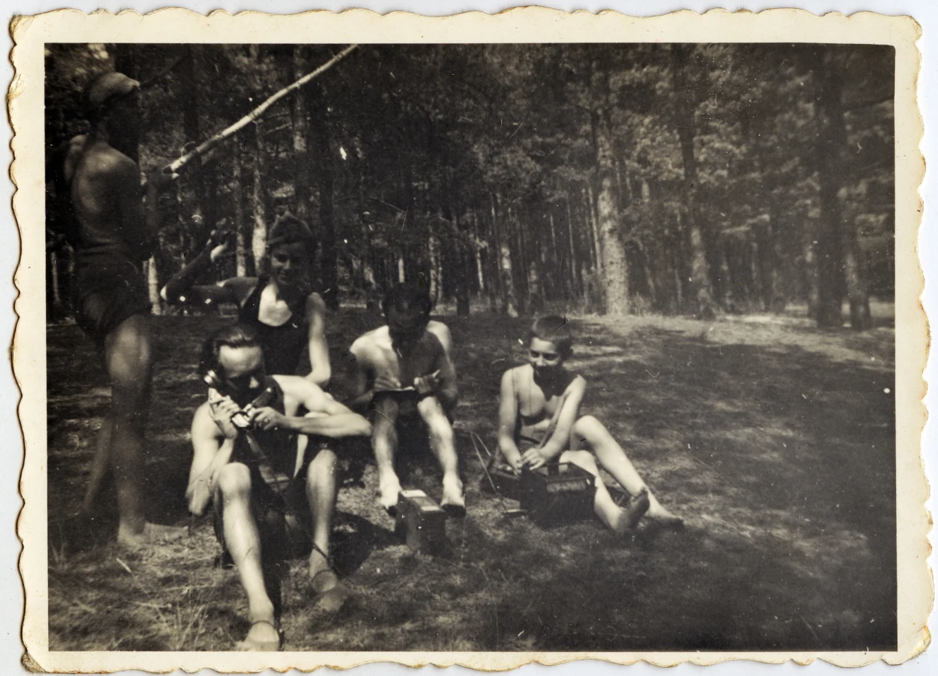 Szare Szeregi — szkolenie z "małego sabotażu", Warszawa 1943 r. Szare Szeregi — szkolenie z "małego sabotażu", Warszawa 1943 r.