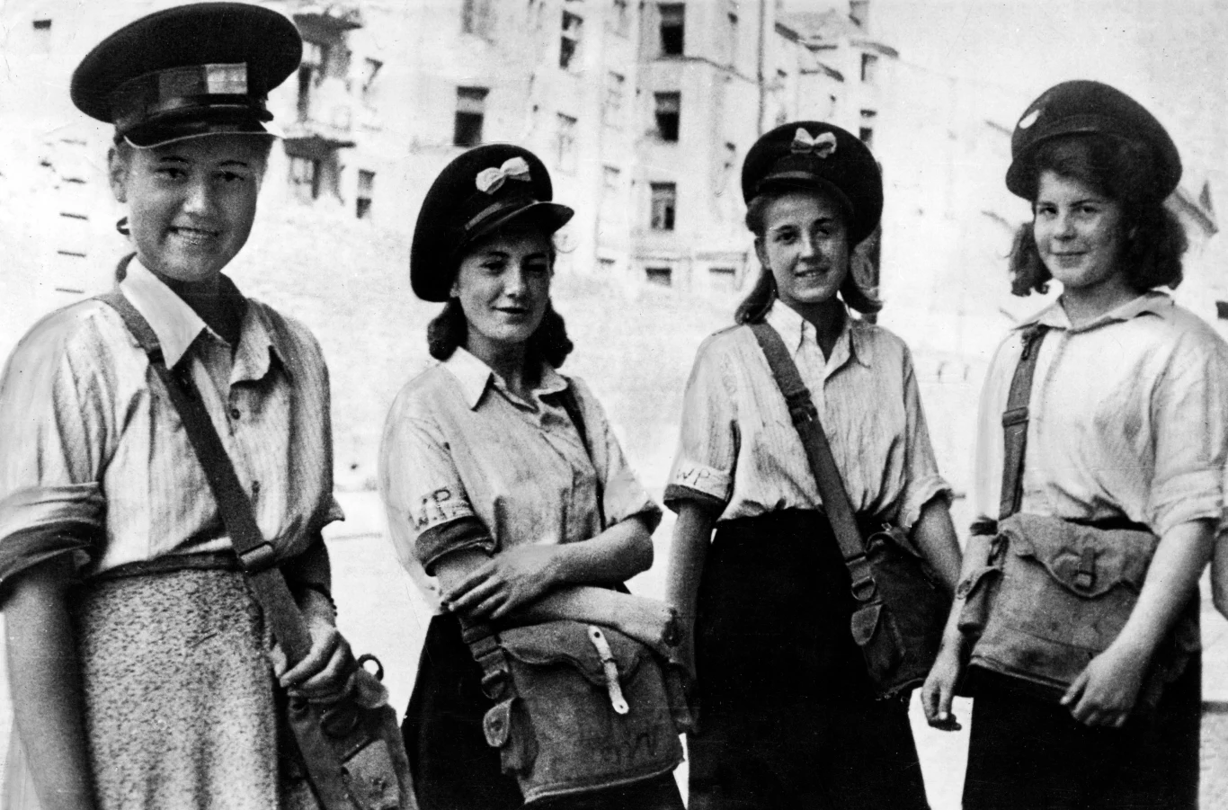 Harcerki pełniły funkcje łączniczek i sanitariuszek. Na zdjęciu łączniki Harcerskiej Poczty, Warszawa 08.1944 Harcerki pełniły funkcje łączniczek i sanitariuszek. Na zdjęciu łączniki Harcerskiej Poczty, Warszawa 08.1944