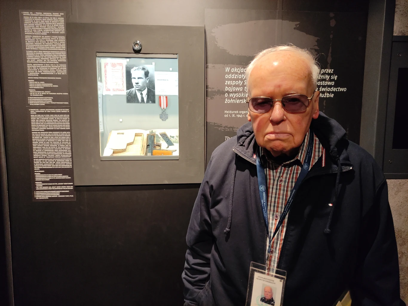 Roman Heil na tle pamiątek po ojcu Roman Heil na tle pamiątek po ojcu