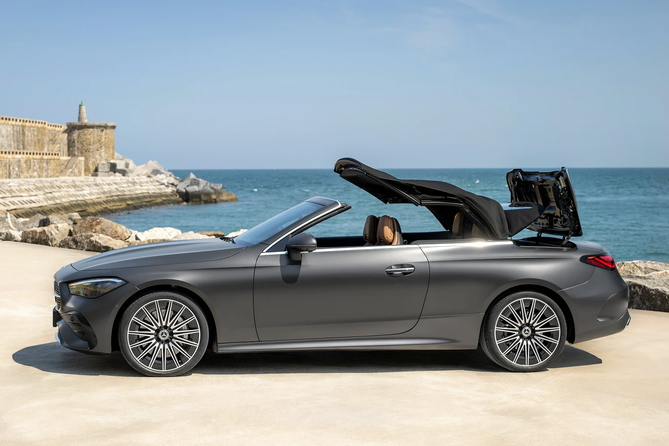 Procedura otwierania i zamykania dachu zajmuje 20 sekund. Operację można przeprowadzić do prędkości 60 km/h Procedura otwierania i zamykania dachu zajmuje 20 sekund. Operację można przeprowadzić do prędkości 60 km/h