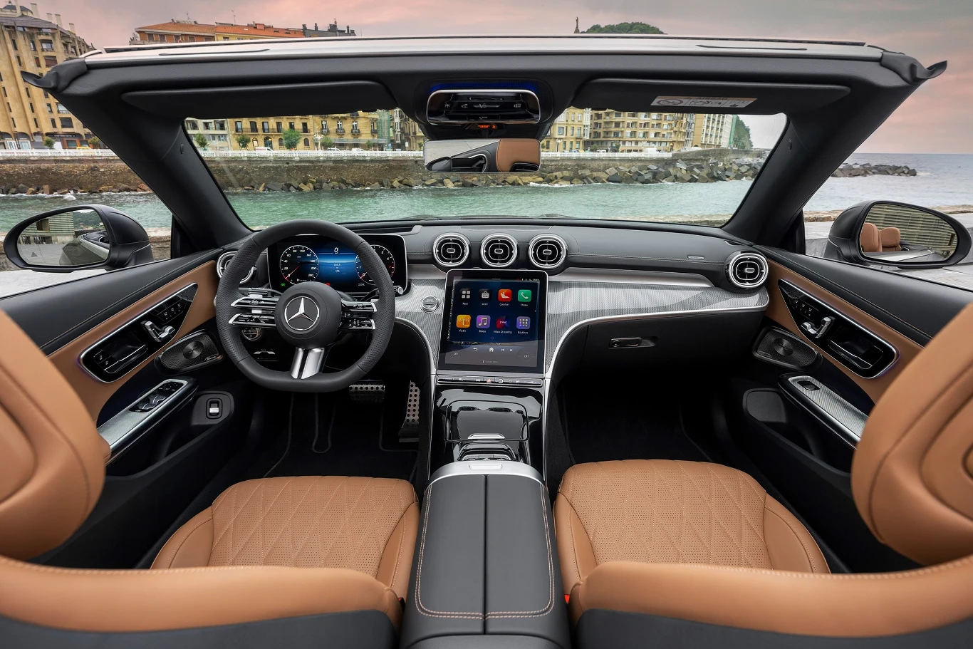 Środkowy ekran info-rozrywki można regulować. Kąt pochylenia może wynosić od 15 do 45 stopni Środkowy ekran info-rozrywki można regulować. Kąt pochylenia może wynosić od 15 do 45 stopni