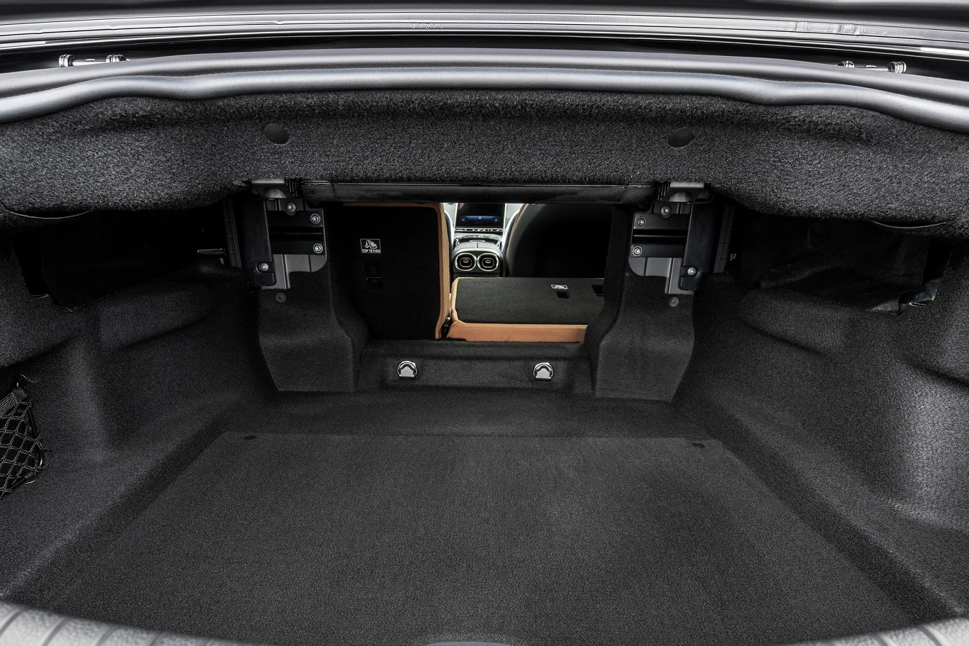 Bagażnik CLE Cabriolet mierzy 385 litrów (295 litrów przy opuszczonym dachu) Bagażnik CLE Cabriolet mierzy 385 litrów (295 litrów przy opuszczonym dachu)