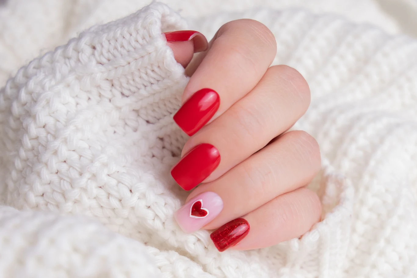 Czerwień to zawsze dobry wybór na manicure