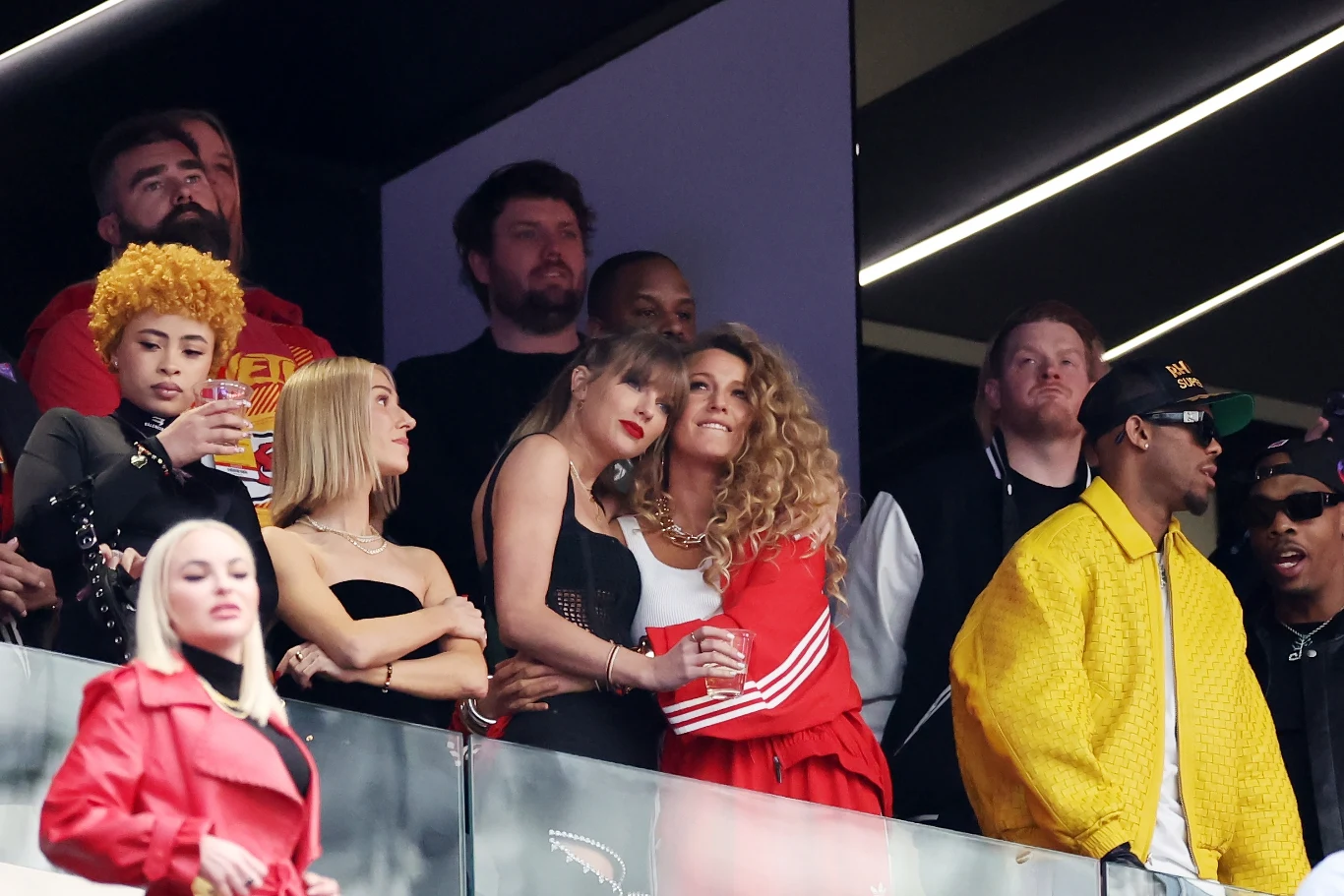 Taylor Swift i jej koleżanki podczas meczu Super Bowl 