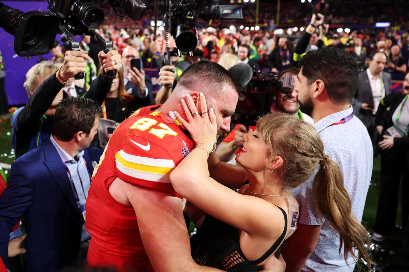 Travis Kelce i Taylor Swift po zwycięstwie tego pierwszego w Super Bowl